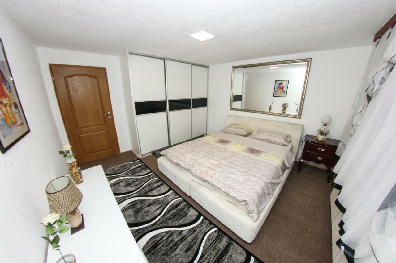 Ade Apartment