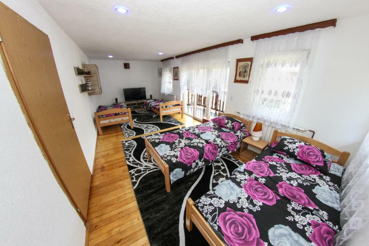 Ade Apartment *